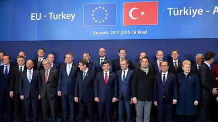 Les dirigeants turcs et européens à Bruxelles (Belgique), le 29 novembre 2015, pour un sommet commun. (DURSUN AYDEMIR / AFP)
