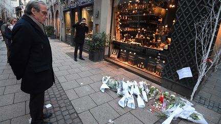 Roland Ries, le maire de Strasbourg, se recueille sur les lieux de l'attentat du 11 décembre, qui a fait 3 morts et 13 blessés, le 12 décembre 2018. (PATRICK HERTZOG / AFP)