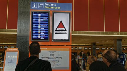 Un voyageur regarde l'&eacute;cran des d&eacute;parts &agrave; l'a&eacute;roport d'Orly (Val-de-Marne), le 8 avril 2015. (BERNARD MÉNIGAULT / CITIZENSIDE / AFP)