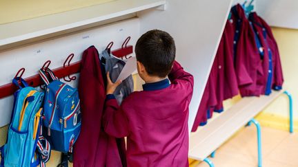 A Metz (Moselle), l'école maternelle Saint-Martin expérimente les uniformes scolaires depuis la rentrée 2024, comme le montre cette photo d'un élève prise le 2 septembre. (HUGO AZMANI / MAXPPP)