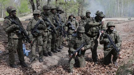 Des Polonais passent un examen après une formation auprès des Forces de défense territoriale, le 19 avril 2024 près de Varsovie (Pologne). (VALENTINE PASQUESOONE / FRANCEINFO)