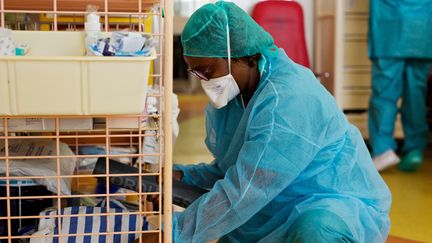 Un soignant de l'hôpital Les Abymes, en Guadeloupe, le 9 avril 2020. (CEDRICK ISHAM CALVADOS / AFP)