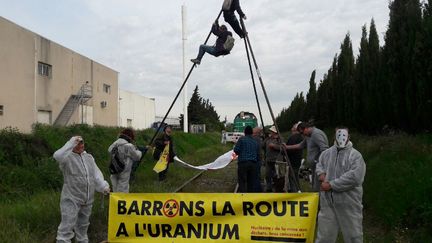 Des militants anti-nucléaire&nbsp;de Drôme&nbsp;et d'Ardèche&nbsp;bloquent un train d'uranium à Narbonne à destination deTricastin, le 15 avril 2017. (Dominique Malvaud, militant Stop Nucléaire Drôme Ardèche)