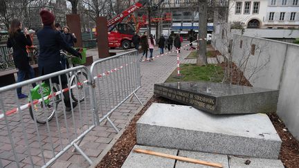 La stèle, érigée&nbsp;sur l'emplacement de l'ancienne synagogue de Strasbourg, avait été abîmée&nbsp;samedi 2 mars 2019. (FREDERICK FLORIN / AFP)