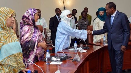 Le pr&eacute;sident burkinab&egrave;, Blaise Compaor&eacute;, sert la mains de membres de la d&eacute;l&eacute;gation touareg, &agrave; l'ouverture des discussions sur la crise malienne, &agrave; Ouagadougou (Burkina Faso), le 8 juin 2013.&nbsp; (AHMED OUOBA / AFP)