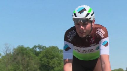 Cyclisme : un jeune champion monte en selle pour faire les courses de ses voisins