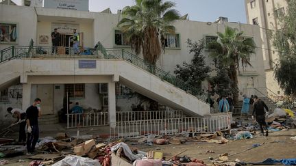 Les Palestiniens découvrent les dégâts autour de l'hôpital Al-Chifa à Gaza, après une offensive israélienne, le 26 novembre 2023. (OMAR EL-QATTAA / AFP)