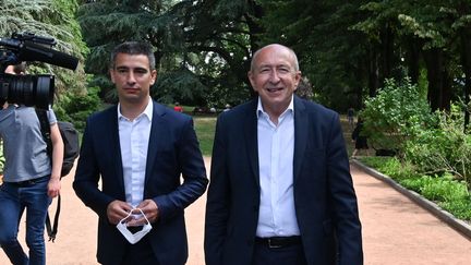 Gérard Collomb, alors maire de Lyon, et Yann Cucherat, candidat aux municipales, le 28 juin 2020 à Lyon. (PHILIPPE DESMAZES / AFP)