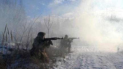 Des soldats ukrainiens s'entraînent, le 25 décembre 2021 près de Kiev (Ukraine). (SERGEI SUPINSKY / AFP)