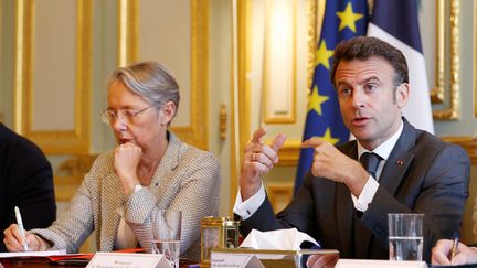 Emmanuel Macron et Elisabeth Borne assistent à une réunion avec les dirigeants du MEDEF, du CPME et de l'Union des entreprises locales, à l'Elysée à Paris, France, 18 avril 2023. (STEPHANIE LECOCQ/POOL / EPA/REUTERS)