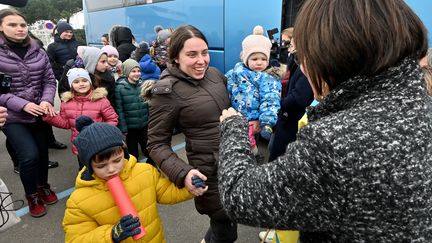 Saint-Gilles-Croix-de-Vie, en Vendée, le 6 mars 2022. Arrivée d'une cinquantaine de réfugiés ukrainiens, principalement des femmes et des enfants. Ils ont été accueillis par plusieurs familles vendéennes. (JEROME FOUQUET / MAXPPP)