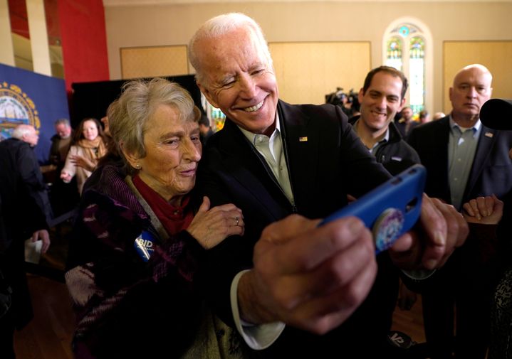 Joe Biden prend un selfie avec une supportrice, le 5 février 2020, lors d'un meeting de campagne à Somersworth (New Hampshire). (RICK WILKING / REUTERS)