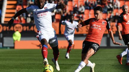 Moussa Dembélé et l'OL tentent de trouver l'ouverture (FRED TANNEAU / AFP)