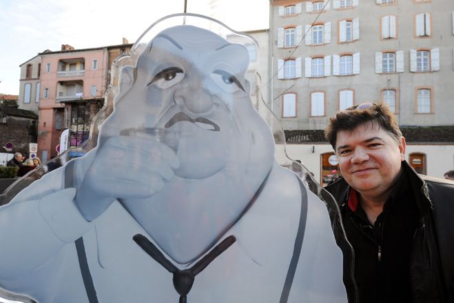 La sculpture de Bernard Blier et son auteur Stéphane Saint-Emett, le 6 février 2014.
 (Eric cabanis / AFP)