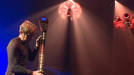 Franz Clochard de la Cie Mécanique Vivante à inventé le Sirénium, un instrument qui fait chanter des sirènes d'alerte
 (Culturebox - capture d&#039;écran)