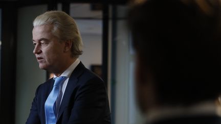 Geert Wilders, leader du Parti de la liberté néerlandais, le 29 novembre 2023 à La Haye (Pays-Bas). (FAROUK BATICHE / ANADOLU / AFP)