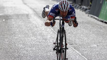 Un cycliste ex&eacute;cute une figure acrobatique en traversant la ligne d'arriv&eacute;e des&nbsp;championnats de Grande-Bretagne de cyclisme sur route &agrave; Glasgow (Royaume-Uni), le 23 juin 2013. (MAXPPP)