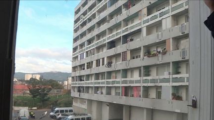 Des locataires de logements HLM dénoncent à Marseille, dans les Bouches-du-Rhône, l'augmentation des charges liées au chauffage. Le bailleur social ne propose pas de solution. (FRANCE 3)