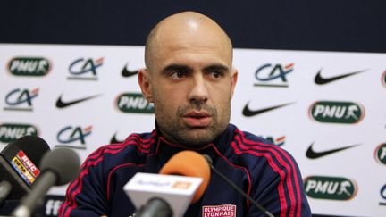 Cris lors d'une conférence de presse le 27 avril 2012 au Stade de France à Saint-Denis. (KENZO TRIBOUILLARD / AFP)