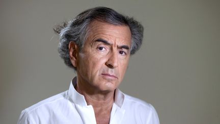 Bernard Henri-L&eacute;vy pose dans son bureau &agrave; Paris, en mai 2013. (DUCLOS / SIPA)