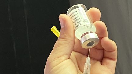 Une infirmière prélève une dose de vaccin d'un flacon AstraZeneca à Annecy (Haute-Savoie), le 9 mars 2021. (RICHARD VIVION / RADIOFRANCE)