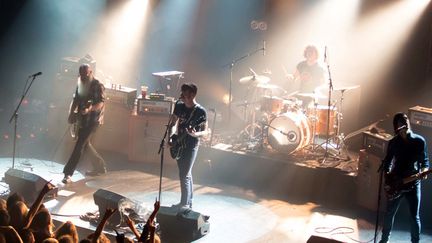 Le groupe Eagles of Death Metal sur la scène du Bataclan le 13 novembre 2015, peu de temps avant l'attaque terroriste qui a tué 90 personnes.
 (Marion Ruszniewski / Rock&amp;Folk / AFP)