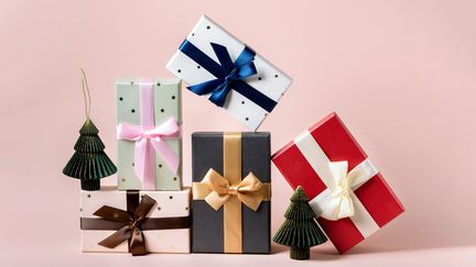 Les coffrets cadeaux : une bonne idée pour Noël, mais attention à bien les utiliser aux dates prévues et à ne pas les oublier dans un coin... (Illustration) (ELENA NOVIELLO / MOMENT RF / GETTY IMAGES)