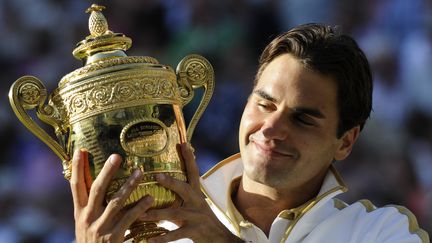 Roger Federer détient le trophée après avoir remporté le match final masculin de Wimbledon le 5 juillet 2009.&nbsp; (ADRIAN DENNIS / AFP)