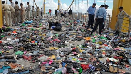 Chaussures et vêtements jonchent le pont où la bousculade meurtrière s'est déroulée la veille à Phnom Penh (23/11/10) (AFP / Tang Chhin)