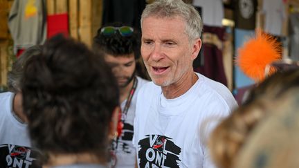 Plusieurs personnalités dont l'acteur Kad Merad, l'humoriste Charline Vanhoenacker, Antoine De Caune,&nbsp; ou ici l'animateur Denis Brogniart étaient présents ce week-end comme bénévoles à la boutique Solidays. (LIONEL URMAN/SIPA)