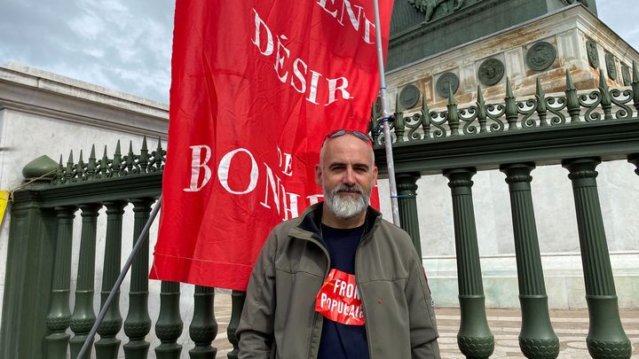 Après le refus d'Emmanuel Macron de nommer un Premier ministre issu du Nouveau Front populaire, Guillaume, 54 ans, a décidé de manifester à Paris le 7 septembre 2024. (ELOISE BARTOLI / FRANCEINFO)