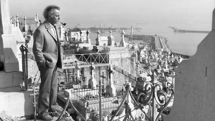 Georges Brassens contemplant sa bonne ville de Sète, en 1970 (DALMAS/BARRIER/SIPA / SIPA)