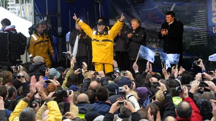 Lo&iuml;ck Peyron c&eacute;l&egrave;bre son retour sur terre apr&egrave;s avoir remport&eacute; le Troph&eacute;e Jules-Verne avec son &eacute;quipage, le 7 janvier 2012 &agrave; Brest (Finist&egrave;re). (DAMIEN MEYER / AFP)