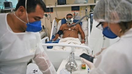 Un malade atteint du Covid-19, le 22 juin 2020 à l'hôpital Oceanico de Rio de Janeiro (Brésil). (CARL DE SOUZA / AFP)