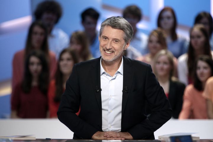 Antoine de Caunes pr&eacute;sente "Le Grand Journal", sur Canal+, le 14 octobre 2013. (KENZO TRIBOUILLARD / AFP)