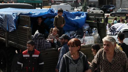 Des réfugiés du Haut-Karabakh ont envahi la place de Goris, en Arménie, le 29 septembre 2023. (ALAIN JOCARD / AFP)