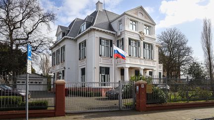 L'ambassade russe à La Haye, aux Pays-Bas, le 25 février 2022. (SANDRA UITTENBOGAART / ANP MAG / AFP)