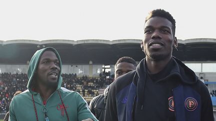 Paul Pogba (à droite) et son frère Mathias Pogba (à gauche) marchant&nbsp;lors d'un&nbsp;match caritatif à&nbsp;Tours, dans le cadre de l'événement "48h pour la Guinée",&nbsp;le 29 décembre 2019.&nbsp; (GUILLAUME SOUVANT / AFP)