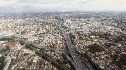 Une vue aérienne des autoroutes A86 et A3 qui se rejoignent au niveau de Bondy en Seine-Saint-Denis. (FR?D?RIC DUGIT / MAXPPP)