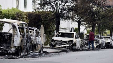 Des carcasses de voitures au lendemain d'une nuit de violences dans le quartier Bellevue&nbsp;à Nantes (Loire-Atlantique), le 6 juillet 2018. (SEBASTIEN SALOM GOMIS / AFP)