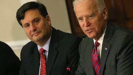 Ron Klain et Joe Biden à Washington (Etats-Unis), le 13 novembre 2014.&nbsp; (MARK WILSON / GETTY IMAGES NORTH AMERICA / AFP)