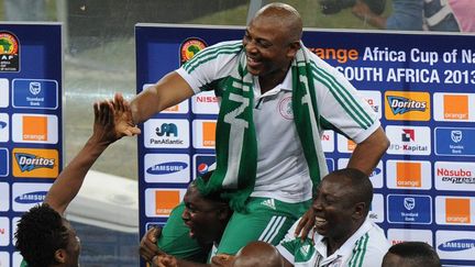 Porté en triomphe par ses joueurs, Stephen Keshi veut rester à la tête de la sélection nigériane  (ALEXANDER JOE / AFP)