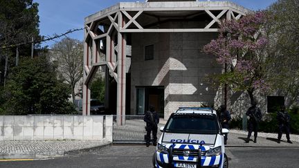 La police est présente au siège mondial des Ismaéliens à Lisbonne, au Portugal, le 28 mars 2023. (PATRICIA DE MELO MOREIRA / AFP)