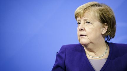 La chancelière allemande, Angela Merkel, lors d'une conférence de presse, à Berlin, le 2 décembre 2021. (JANINE SCHMITZ / PHOTOTHEK / AFP)