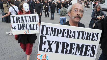 Des militants de la CFDT, participent le 31 mai 2011, &agrave; Nantes (Loire-Atlantique) &agrave; l'une des "flash mob" contre la p&eacute;nibilit&eacute; au travail, organis&eacute;es par le syndicat dans une dizaine de villes fran&ccedil;aises. (FRANK PERRY / AFP)