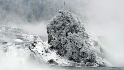 Les chutes du Rhin (Suisse) sont fig&eacute;es dans la glace en raison des tr&egrave;s basses temp&eacute;ratures, le 13 f&eacute;vrier 2012. (STEFFEN SCHMIDT / MAXPPP)