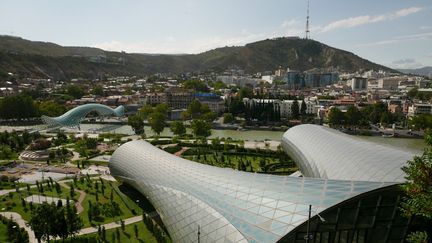 Tbilissi, capitale moderne, avec vue sur le pont de la paix et le Nouveau théâtre, énorme&nbsp;tube de&nbsp;verre et de métal au pied du Parlement et son architecture on ne peut plus classique (Photo Emmanuel Langlois)