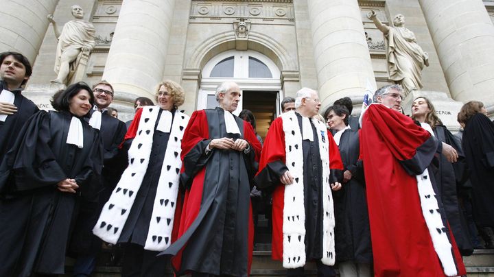 Mouvement de protestation des avocats, greffiers et fonctionnaires de justice, devant le palais de justice d'Amiens (Somme), le 9 f&eacute;vrier 2011, &agrave; la suite des propos de Nicolas Sarkozy sur le suivi du meurtrier pr&eacute;sum&eacute; de La&euml;titia Perrais. (MAXPPP)