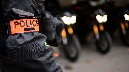 Un policier se tient près de motos, à Paris, le 12 décembre 2020 (illustration). (MARTIN BUREAU / AFP)