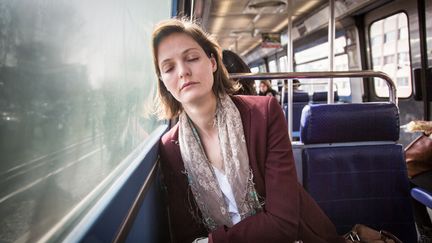 Une femme dans le m&eacute;tro &agrave; Paris, le 11 mars 2014. (GARO / PHANIE)